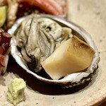 すしやのたい悟 - 肉厚な蝦夷鮑に三陸の牡蠣‼️伊豆本山葵でいただきます。