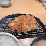かつはな亭 - ▪️チキンカツランチ¥968
　※豚汁、赤出汁、味噌汁セレクト可
　※ご飯、キャベツ、汁物、漬物お代わり無料
　※キャッシュレス決済可