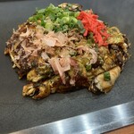 カキオコ まるみ - こちらは特盛のモダン焼き　どんなけ牡蠣出てくるんだ？と言ってました。