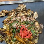 カキオコ まるみ - お好み焼きにも沢山入ってますが、その外側にも沢山添えられてます〜