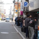 博多一双 - 店を出た後には行列が