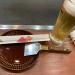カキオコ まるみ - 店に入るとスタンバイされてました。ビールを注文！