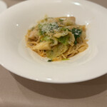 ラ セッテ - 本日シェフのおまかせパスタ：帆立とプロシュートのリングイネ…だったかな？（笑）パルミジャーノチーズ(たぶん)が振られて、旨味たっぷりながら優しい味で美味しい。