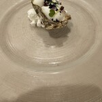 276183851 - 広島牡蠣を使った一皿：殻付きの生牡蠣は身がぷりぷりで旨味たっぷり。泡ムースと柚子アイスが添えてあってさっぱりいけます。絶品です。
