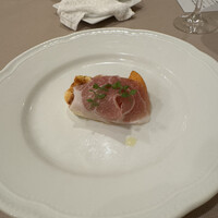 ラ セッテ 広瀬北町本店 - お食事前の小さな一皿：生ハムと柿と…ふわふわした何か（笑）生ハムはプロシュートだったかも。