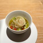 マンサルヴァ - ソパ・デ・ポエロという、いわゆるポロ葱スープ。
      スペイン料理にイタリアンのラヴィオリを合わせる、らしい一品。
      本来は生姜を効かせるそうですが、こちらはニンニクで。
      野菜たっぷりでホッとしますねぇ。