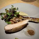 マンサルヴァ - いくつかご紹介いただいたメインが決められず、「どのワインを飲みたいか？」と、合わせるワインありきで選んでいただきました♪
      このホロホロ、特にモモ肉の唐揚げが絶品！
      シャンボール・ミュジニーも完璧！