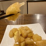 台湾料理 豊徳園 - 抜絲りんご。この糸引く様子が抜絲
