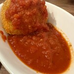 パスタタベタイ - ライスコロッケのトマトソースがけ
