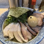 破壊的イノベーション - 特製濃厚煮干し、チャーシュー、大葉