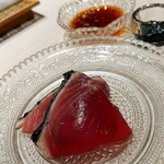 麻布十番 秦野よしき - カツオ　皮パリ　玉ねぎダレ　海苔醤油◎