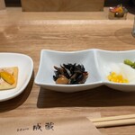 とんかつ成蔵 - トレイがくるくる回って収まりが悪いのが気になった。角にお手拭きを置いて回らないように抑えた。