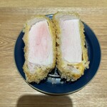 とんかつ成蔵 - 余分な油が切れずに残ってる。網の上で時間を置けば落ちるが、紙で吸わせたい