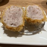 とんかつ成蔵 - ミルフィーユかつ。正直これは要らなかった。肉汁がたっぷりだけど豚特有の臭みが強い。お店の推奨の通り、塩やごま油塩だと厳しく、ソースでも肉汁で薄まってびちゃびちゃになる。