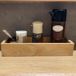 とんかつ成蔵 - 左からピンクソルト、ごま油、ソース