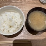 とんかつ成蔵 - ライスと豚汁。ライスは少ない。お代わりは200円
