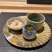 酒遊庵こてつ - お通し　春菊のお浸し　湯葉　めかぶ