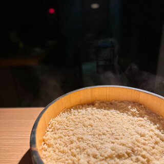 上質なネタを引き立てるこだわりの赤酢のシャリが自慢です。