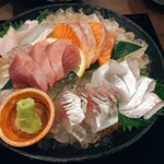 居酒屋 みわちゃん - 刺盛（マグロ、サーモン、太刀魚、天然活平目、やいとカツオ）