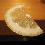 天寿し - 指拭きにと最後に出されるレモンスライス