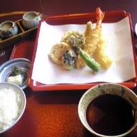 日本料理 雲海 - 天ぷら、サラダ、御飯、味噌汁、香の物