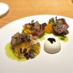 マンサルヴァ - こちら、スーシェフさんの力作。
      髙橋シェフの料理を、よく理解されていますね。
      スマガツオ、紅まどんな、カプリーノチーズ、オシェトラ、大葉のオイルなど多層ながら、絶妙のバランス。
      これは美味しい♪
