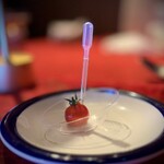 Solomons - [前菜]のひと口カプレーゼ。ミニトマトに見えますが実はチーズ！