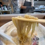 えびそば 緋彩 - 全粒粉入りの平打ち麺