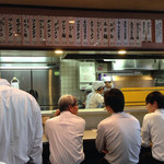 Shuurai - 入り口から見た、カウンターと厨房