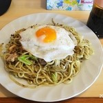 小石屋 - 並に目玉を追加　ソースを掛けて自分好みの味に仕上げます。 
