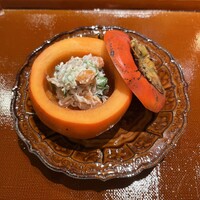 高台寺 丹虎 - 旬のセリ(秋田)と松葉ガニのしらす和え。富有柿(岐阜)の器に盛り付けてあり、とても風情があります。セリのシャキシャキがとても繊細で美味しい。