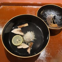 高台寺 丹虎 - 1年に1ヶ月しか訪れない松葉ガニと松茸のコラボレーション。至極クリアなお出汁に心の底から癒されて。