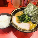 横浜家系総本山 吉村家直系店 ラーメン内田家 - ラーメン（麺固、味辛め）