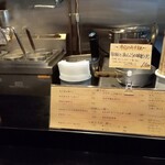 鶏そば・ラーメン Tonari - 卓上。