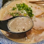 麺や而今 - スープ