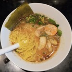 鶏そば・ラーメン Tonari - 中太ストレート麺。具材は牡蠣､あん肝､鮟鱇の身など。