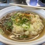 立喰うどん・そば　大和庵 - この分厚いかき揚げをふやかしてふやかしていただきます