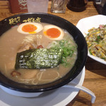 ラーメンこがね家 - 豚骨ラーメン・超半熟煮玉子入りとチャーハン・小