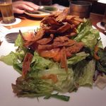 玄 - 揚げごぼうとスモークサーモンのグリーンサラダ