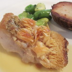アルカション - 料理写真: 甘鯛のウロコ焼き　里芋のコンフィ、スナックエンドウ、空豆