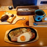 ふたり占め珈琲 - 料理写真:●ホットコーヒー　530円

●2人占め鉄板モーニングセット　ドリンク代＋500円

合計　1,030 円

を注文してみた
