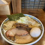 奈つやの中華そば - あの日、2時間30分の待ち時間の間にiPhoneのバッテリーが死んだ。なので写真が撮れなかったのだが、隣の高校生があとで送ってくれたのだー！　ありがとうラヲタの卵くん！　サッカー頑張れよ！