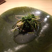 RISTORANTE IL NODO - 方々とわかめ、葱、セリの鍋仕立て（盛り付け）