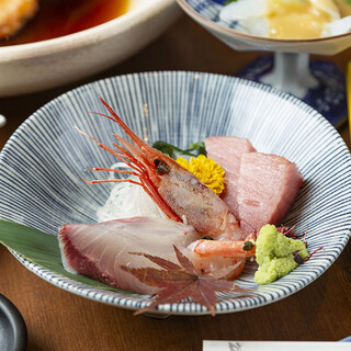 店主の目利きと腕前が光る新鮮な魚介を使った自慢の一品