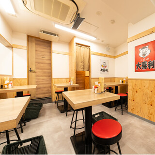 快適なテーブル席を備えた明るい雰囲気の店内