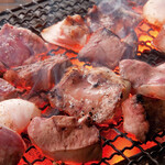 やきとん 大喜利 - 炭火焼きのやきとんは全部で15種。串ではなく皿盛りだから皆んなシェアしやすく熱々をお楽しみ頂けます。