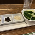 炭火串焼 やまと - きゅうりに添えられた付け味のバリエーションが、どれも美味しかったです！もろきゅう最高すぎた