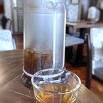 中華料理 頤和園 - ◆卓上に冷茶が用意されています。