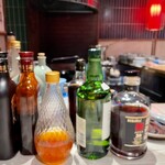 田中圭英 - 紹興酒な並ぶ店内