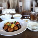 中華料理 頤和園 - ◆黒酢酢豚定食(1,100円：税込：カード可）・・デザートまで付き、美味しそう。(´∀｀*) スープとご飯はお代わり出来ます。